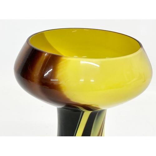 6 - A Murano Glass Space Age vase by Carlo Moretti. 10.5x14cm