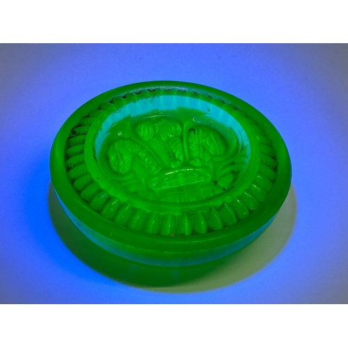 144 - A late 19th/early 20th century uranium glass paperweight. 8x3cm