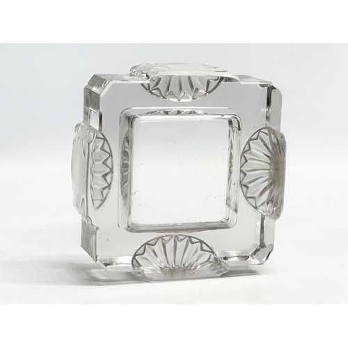 25 - A Lalique Art Deco ‘Corfou’ Crystal cigar ashtray. 11x11x5cm