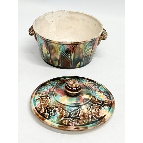 169 - A 19th century Majolica tureen with lid in the manner of Thomas Wieldon. 17x15x13cm