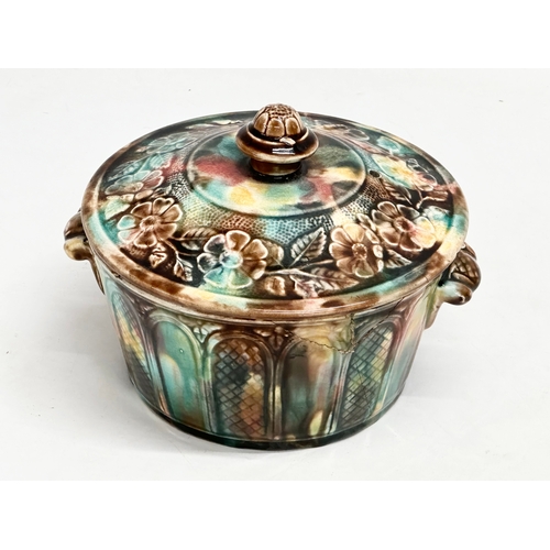 169 - A 19th century Majolica tureen with lid in the manner of Thomas Wieldon. 17x15x13cm