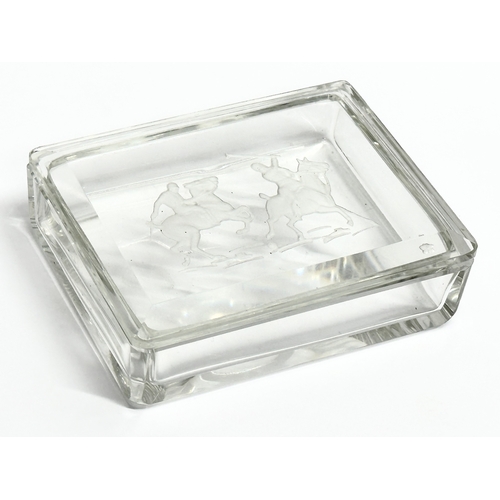 28 - An early 20th century Heinrich Hoffmann ‘Intaglio’ glass trinket box. 11x8.5x3.5cm