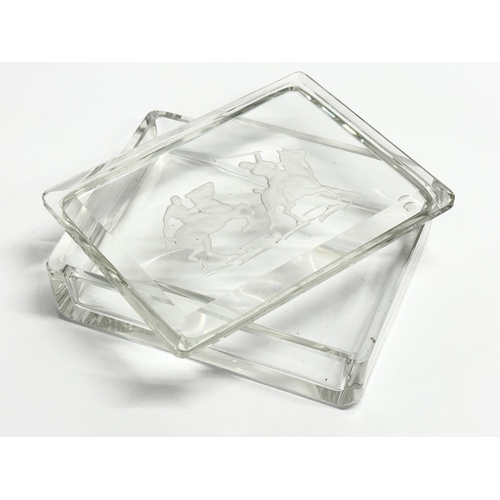 28 - An early 20th century Heinrich Hoffmann ‘Intaglio’ glass trinket box. 11x8.5x3.5cm