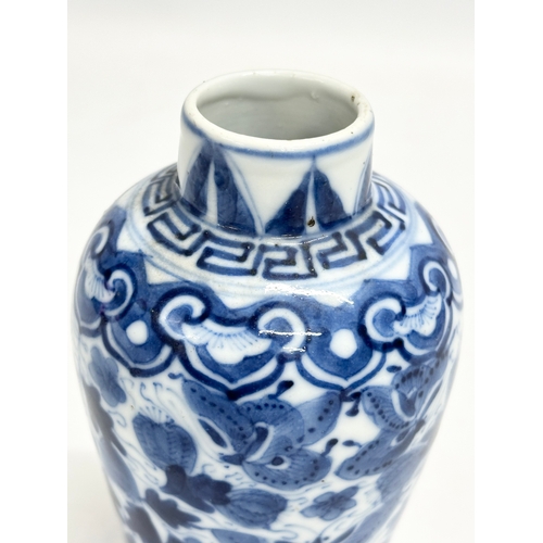 190 - A late 19th century Chinese Emperor Guangxu (1875-1908) vase. Decorated with leaves, Greek Key and b... 