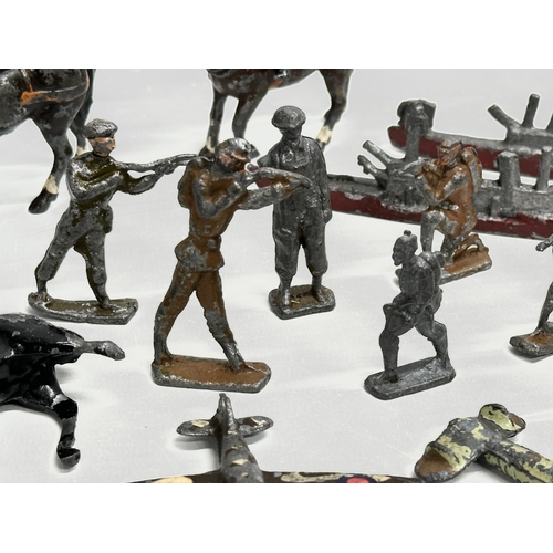 532 - A collection of early 20th century WWI model lead soldiers.