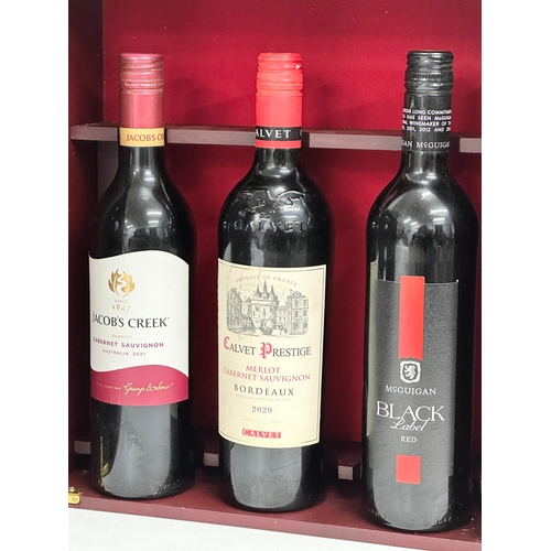 535 - A Wine & Golf gift box. Containing Jacob’s Creek, Calvet Prestige, Black Lebel Red. 36x32x15cm