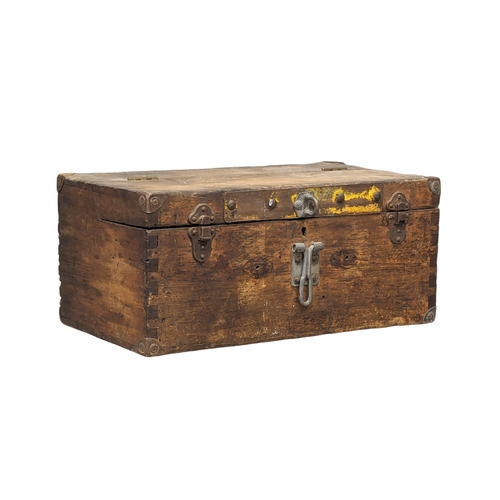 770 - A late 19th / early 20th century toolbox. 55x29.5x24.5cm