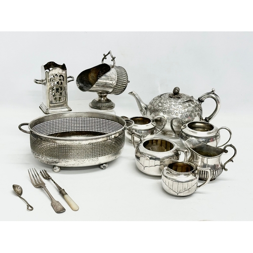 750 - A collection of 19th century silver plate/EPNS.