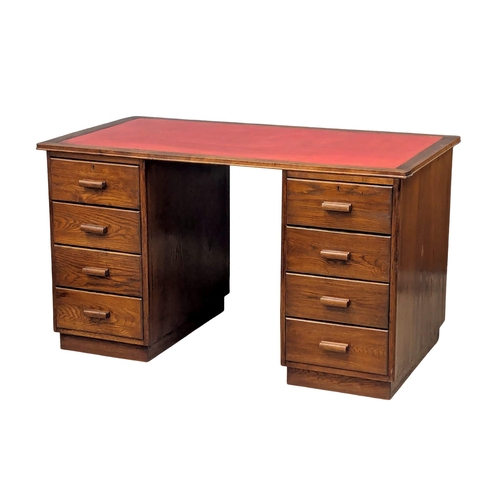 1140 - A vintage oak desk with leather top. 138x78x79.5cm 1