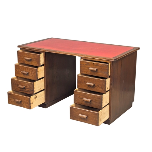 1140 - A vintage oak desk with leather top. 138x78x79.5cm 1