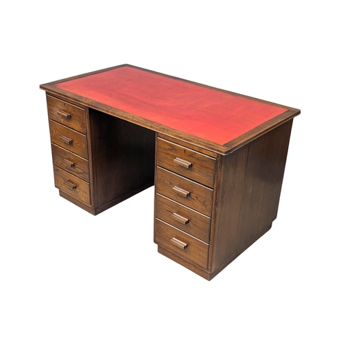 1140 - A vintage oak desk with leather top. 138x78x79.5cm 1