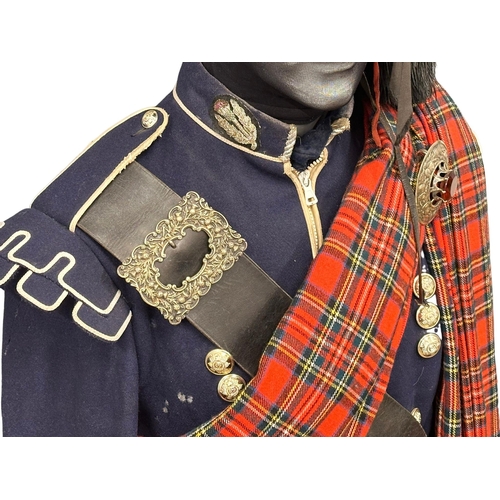 119A - A vintage Scottish Highlanders pipe band uniform on mannequin, 186cm