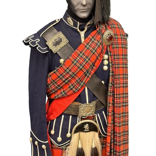 119A - A vintage Scottish Highlanders pipe band uniform on mannequin, 186cm