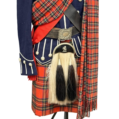 119A - A vintage Scottish Highlanders pipe band uniform on mannequin, 186cm