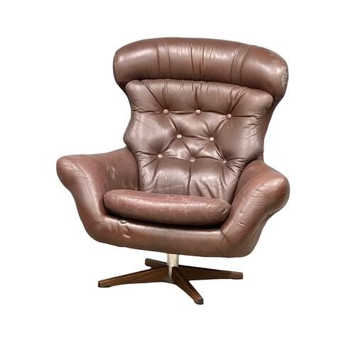 806 - A Swedish Mid Century Gungan Slatte leather swivel chair on faux rosewood base.1