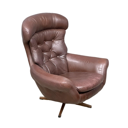 806 - A Swedish Mid Century Gungan Slatte leather swivel chair on faux rosewood base.1