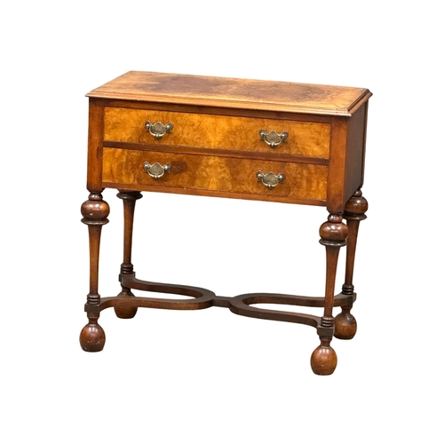 883 - An early 20th century William & Mary Revival Walnut lowboy chest. Circa 1920. 77x45x77cm 4