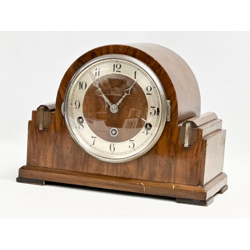 786 - A vintage Art Deco mantle clock. With pendulum. 30x15x22cm.