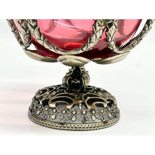 44 - A good quality Victorian silver plated compote with original cranberry glass liner. 18x15x15cm