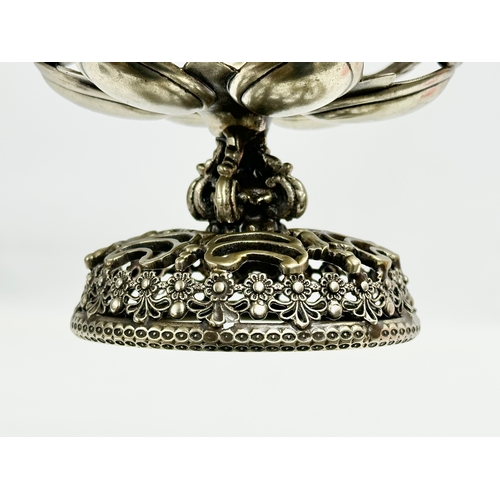 44 - A good quality Victorian silver plated compote with original cranberry glass liner. 18x15x15cm