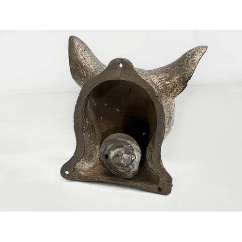 150 - An Early 20th Century brass fox gas wall light. Circa 1900. 16x15x18cm