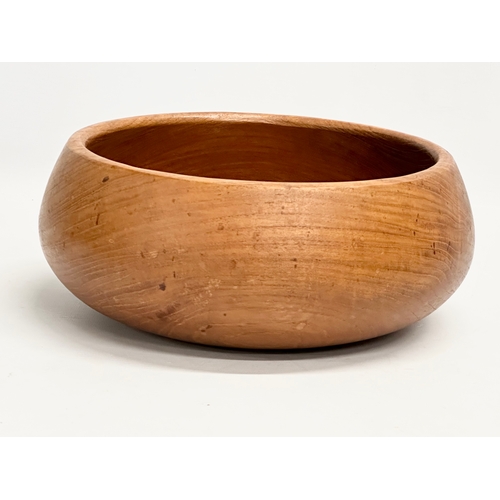 4 - A Mid Century teak fruit bowl. 1960/1970. 25x10.5cm