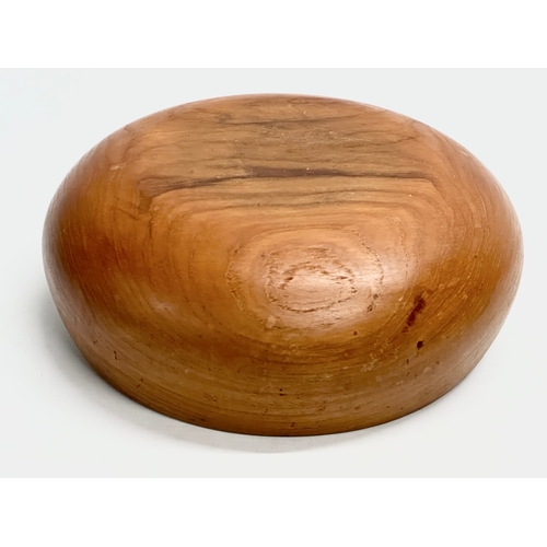 4 - A Mid Century teak fruit bowl. 1960/1970. 25x10.5cm