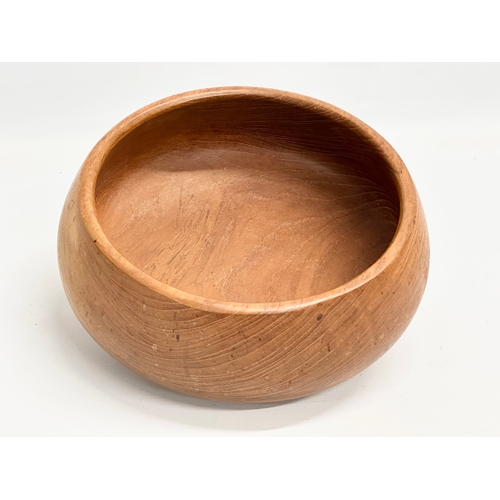 4 - A Mid Century teak fruit bowl. 1960/1970. 25x10.5cm