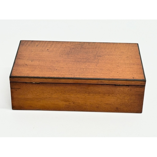 26 - A Mid 19th Century Victorian Winsor & Newton mahogany artists box. 21x12.5x6.5cm