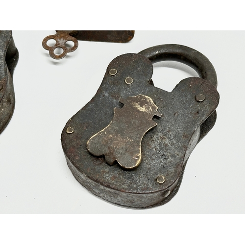 29 - 4 Victorian heavy padlocks with an Early 20th Century Yale padlock. Improved Patent Tumbler etc. 11c... 