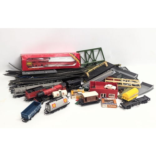 670 - A collection of Hornby model railway tracks, carriages, set, etc.