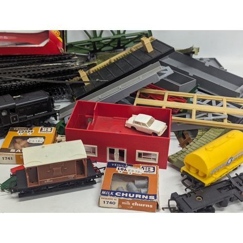 670 - A collection of Hornby model railway tracks, carriages, set, etc.