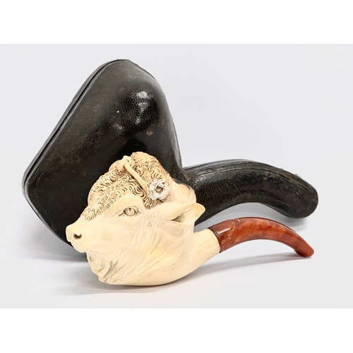 26 - A Late 19th Century meerschaum smokers pipe with original case. 15cm