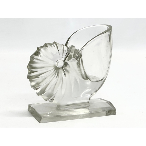 176 - A Mid 20th Century ‘Nautilus’ shell shaped vase/bookend by Martinsville Glass. 15x14cm