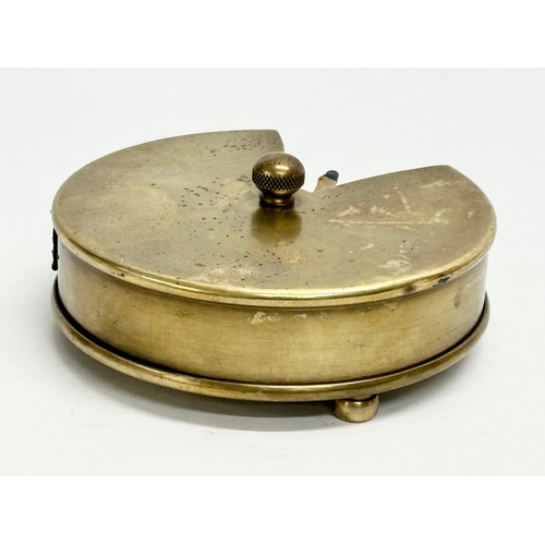 118 - A Late 19th/Early 20th Century brass revolving match striker. 12x5cm