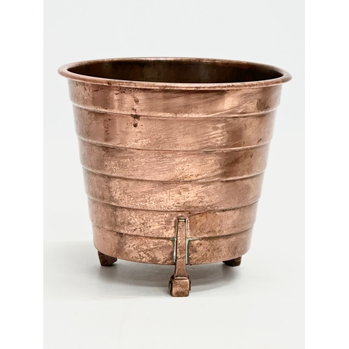 120 - An Early 20th Century beehive copper jardiniere. 1910-1920. 14x12.5cm