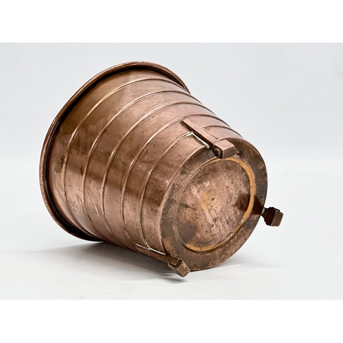 120 - An Early 20th Century beehive copper jardiniere. 1910-1920. 14x12.5cm