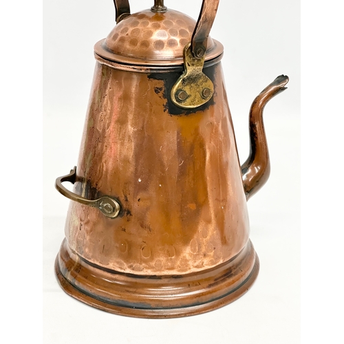 181 - A large Victorian copper coffee pot. 23x18x35cm including handle.