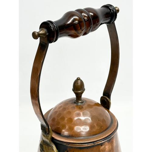 181 - A large Victorian copper coffee pot. 23x18x35cm including handle.