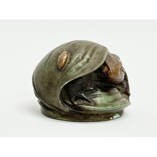 114 - A St Petersburg bronze frog paperweight.