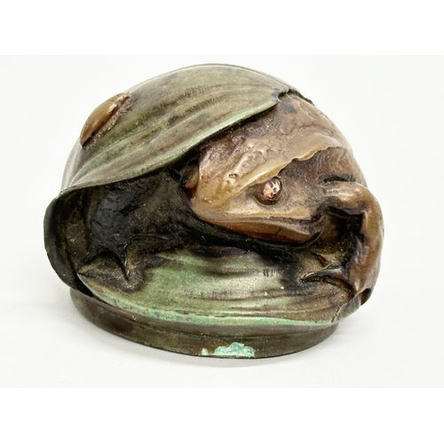 114 - A St Petersburg bronze frog paperweight.