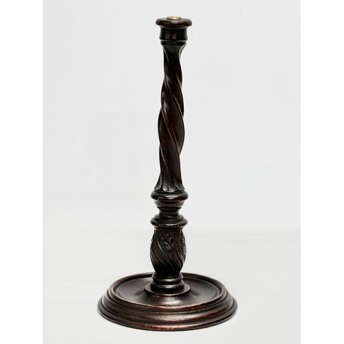 47 - A George III barley twist candlestick with carved Irish clovers. Circa 1800-1820. 15x31cm