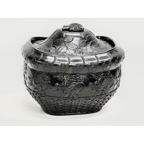 32 - 5 pieces of Late 18th/Early 19th Century English black basalt pottery. Sugar bowl with lid 14x11x12c... 