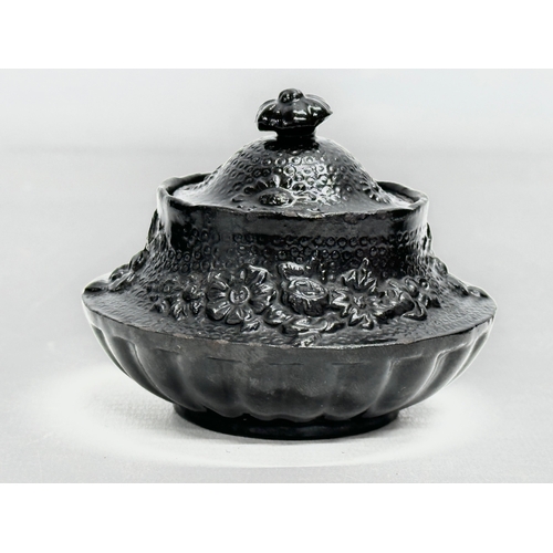 32 - 5 pieces of Late 18th/Early 19th Century English black basalt pottery. Sugar bowl with lid 14x11x12c... 