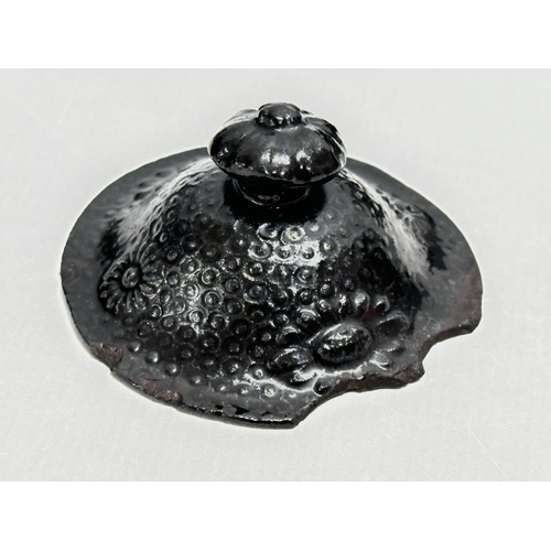 32 - 5 pieces of Late 18th/Early 19th Century English black basalt pottery. Sugar bowl with lid 14x11x12c... 