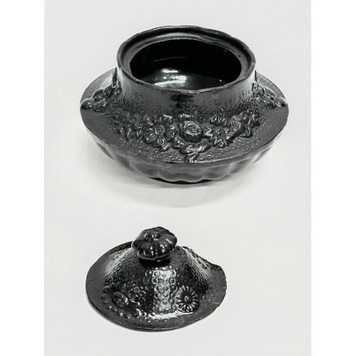 32 - 5 pieces of Late 18th/Early 19th Century English black basalt pottery. Sugar bowl with lid 14x11x12c... 