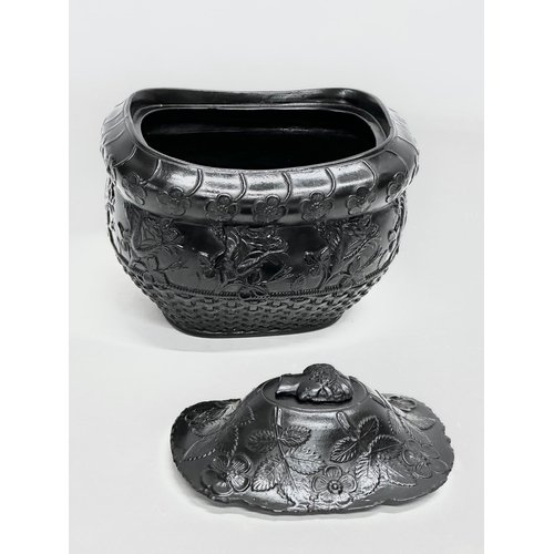 32 - 5 pieces of Late 18th/Early 19th Century English black basalt pottery. Sugar bowl with lid 14x11x12c... 