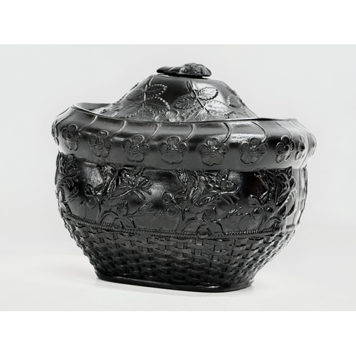 32 - 5 pieces of Late 18th/Early 19th Century English black basalt pottery. Sugar bowl with lid 14x11x12c... 