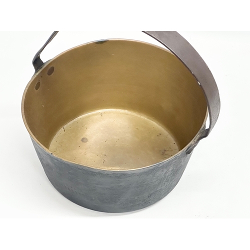 226 - A Victorian brass jam pan. 28x27x30cm