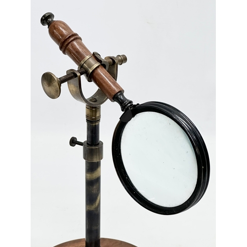 255 - A desktop magnifying glass. 14x30cm